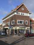 907597 Gezicht op het winkelhoekpand Julianaweg 95 te Utrecht met links de Karperstraat.N.B. Bouwjaar: 1936Winkels: ...